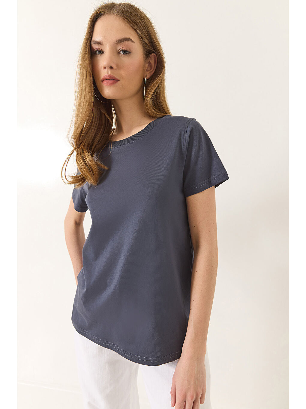 Antrasit Kadın % Organik Pamuklu Comfort Fit Arkası Uzun Basic T-shirt