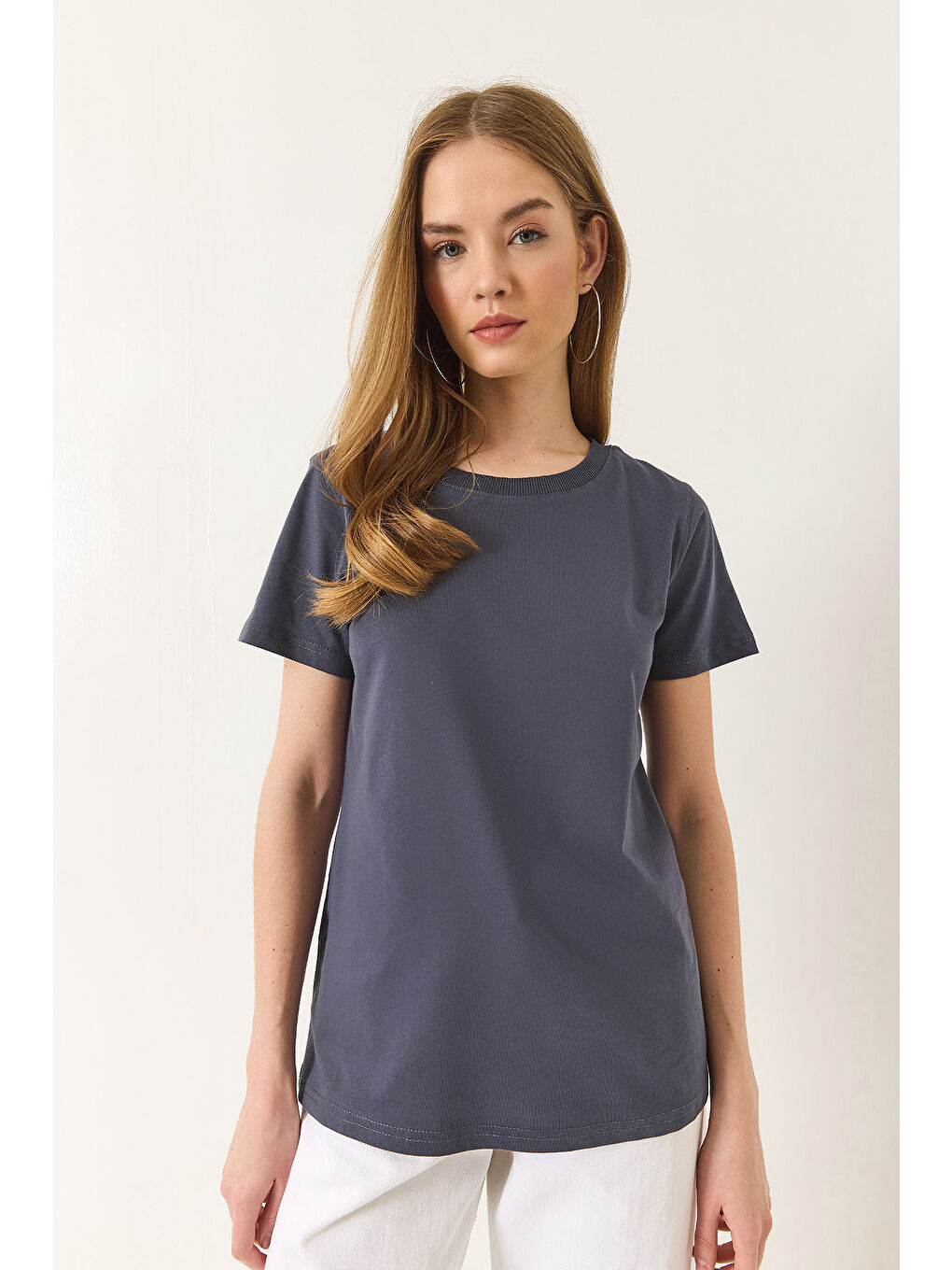 Antrasit Kadın % Organik Pamuklu Comfort Fit Arkası Uzun Basic T-shirt-1