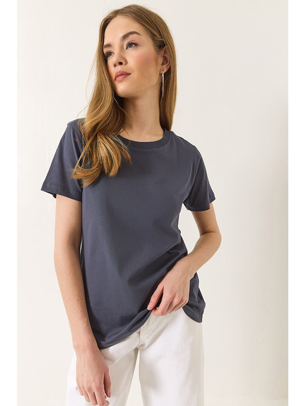 Antrasit Kadın % Organik Pamuklu Comfort Fit Arkası Uzun Basic T-shirt-2