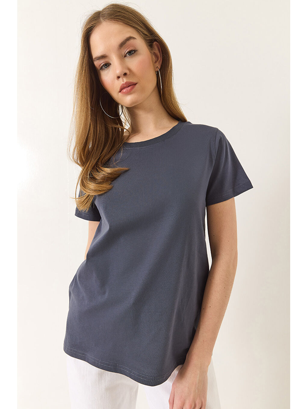 Antrasit Kadın % Organik Pamuklu Comfort Fit Arkası Uzun Basic T-shirt-3