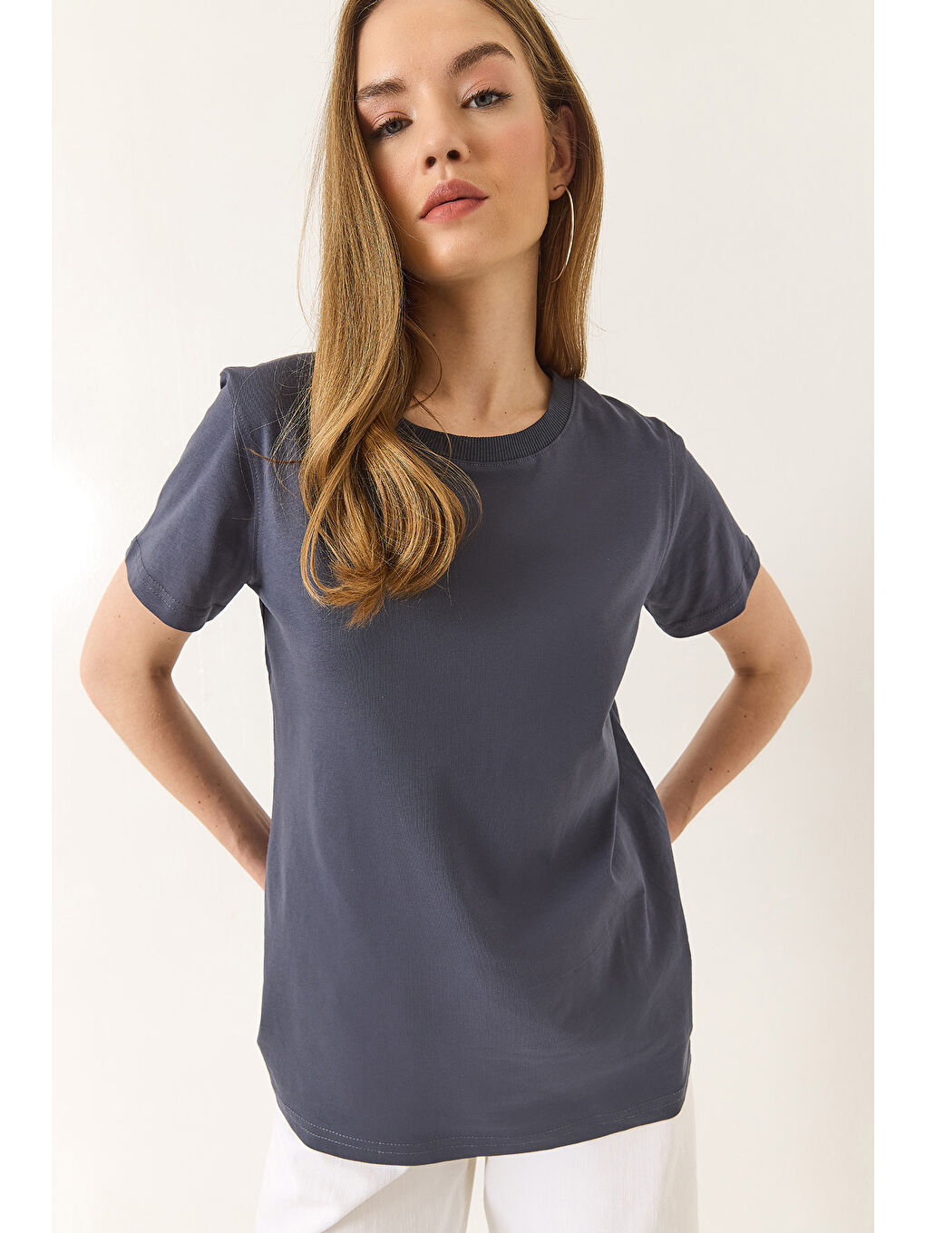 Antrasit Kadın % Organik Pamuklu Comfort Fit Arkası Uzun Basic T-shirt-4