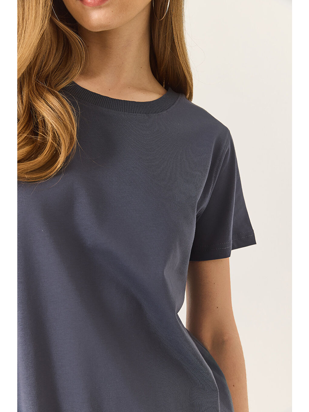 Antrasit Kadın % Organik Pamuklu Comfort Fit Arkası Uzun Basic T-shirt-5