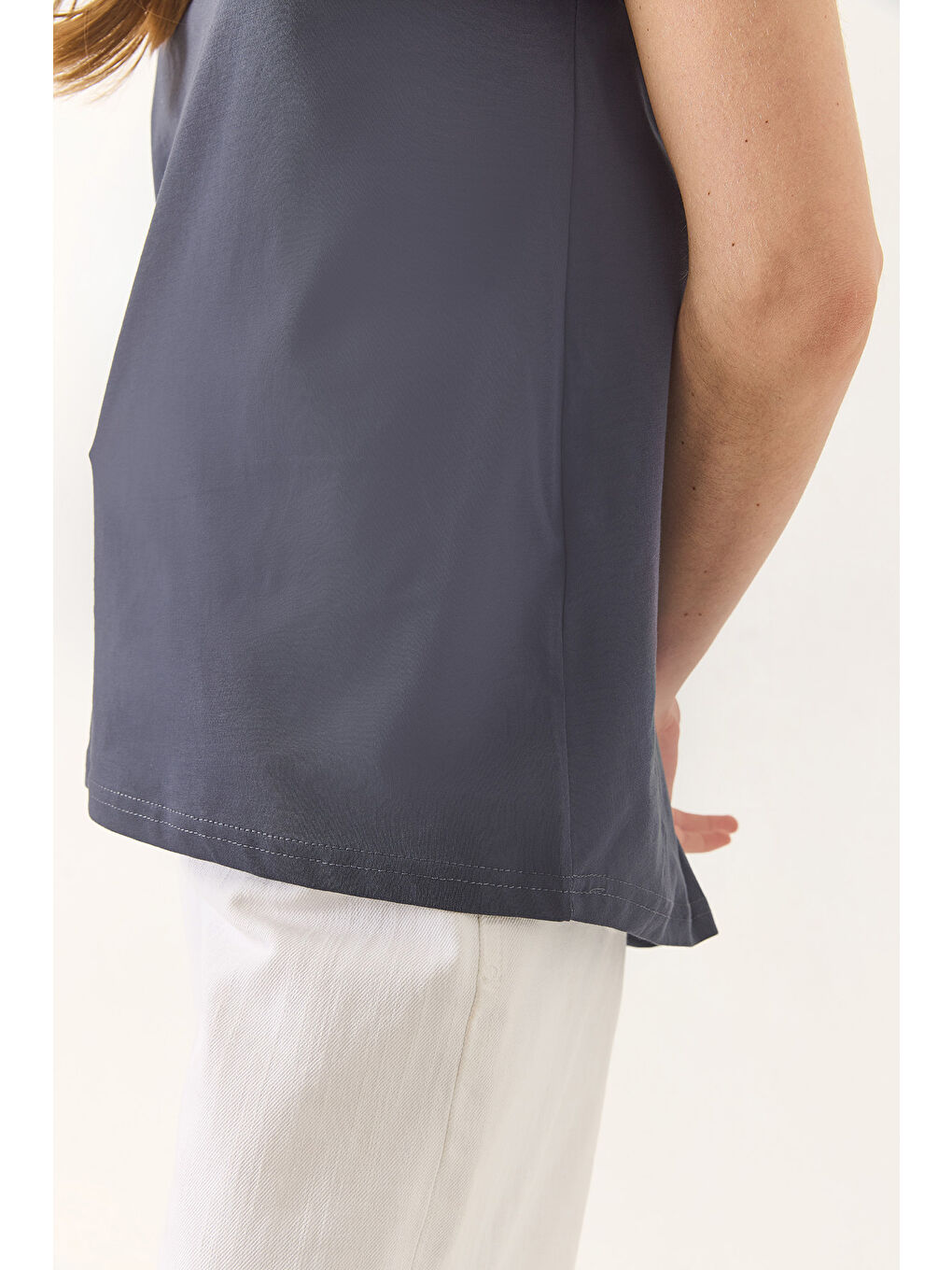 Antrasit Kadın % Organik Pamuklu Comfort Fit Arkası Uzun Basic T-shirt-6