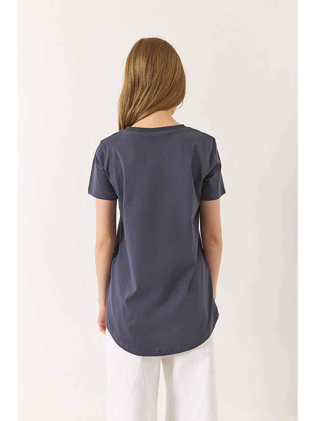 Antrasit Kadın % Organik Pamuklu Comfort Fit Arkası Uzun Basic T-shirt-7