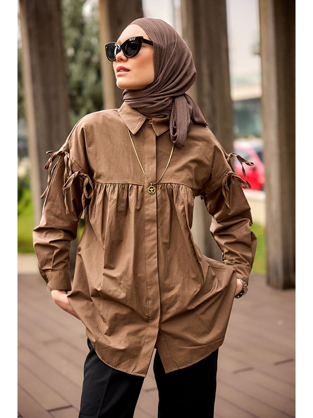 Kolu Bağcık Fiyonklu Gömlek Kahverengi