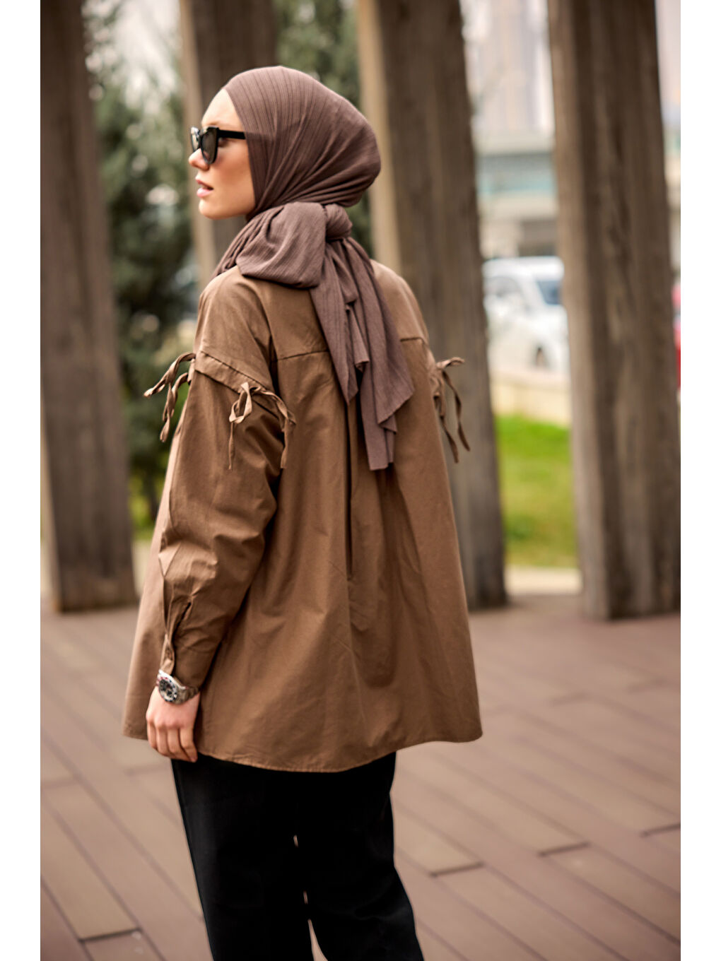 Kolu Bağcık Fiyonklu Gömlek Kahverengi-2