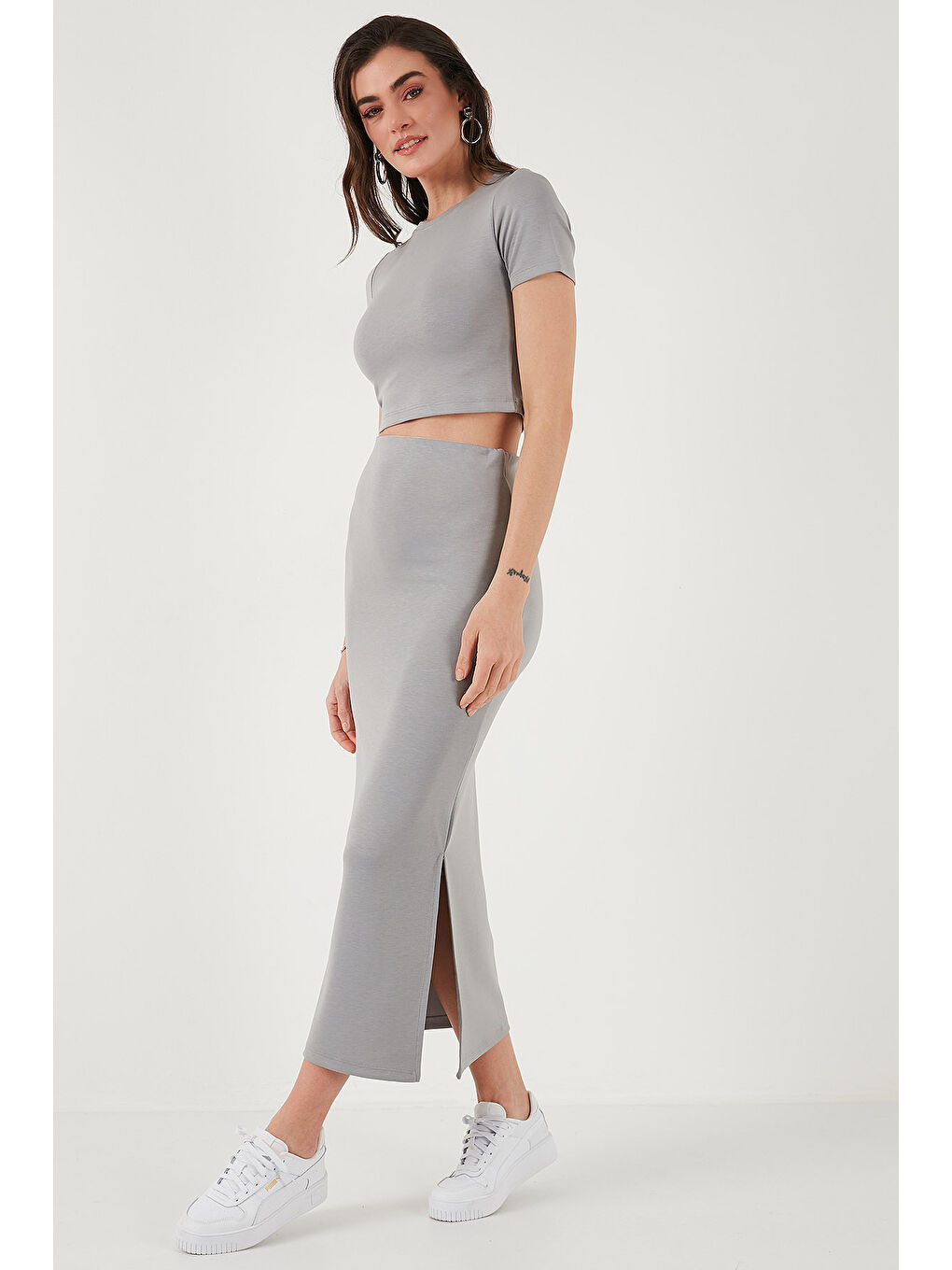 Gri Slim Fit Yırtmaç Detaylı Uzun Etekli Crop Kadın Takım 5866148-1