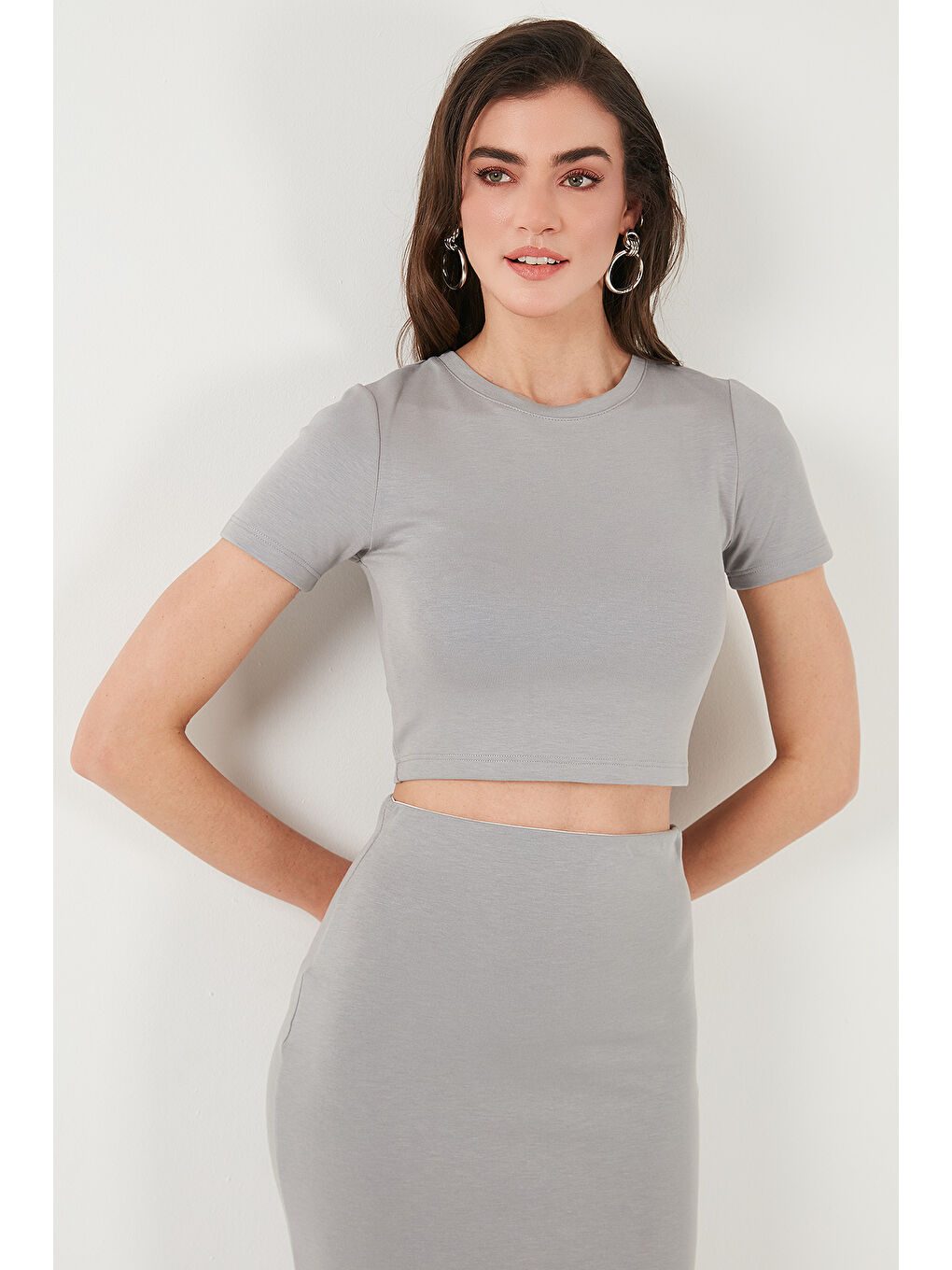 Gri Slim Fit Yırtmaç Detaylı Uzun Etekli Crop Kadın Takım 5866148-3