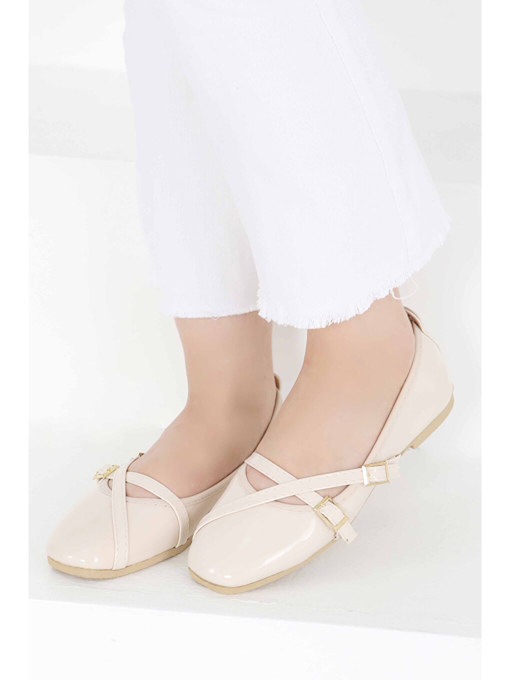 Ekru Kadın Krem Çapraz Rugan Babet - 27398-1