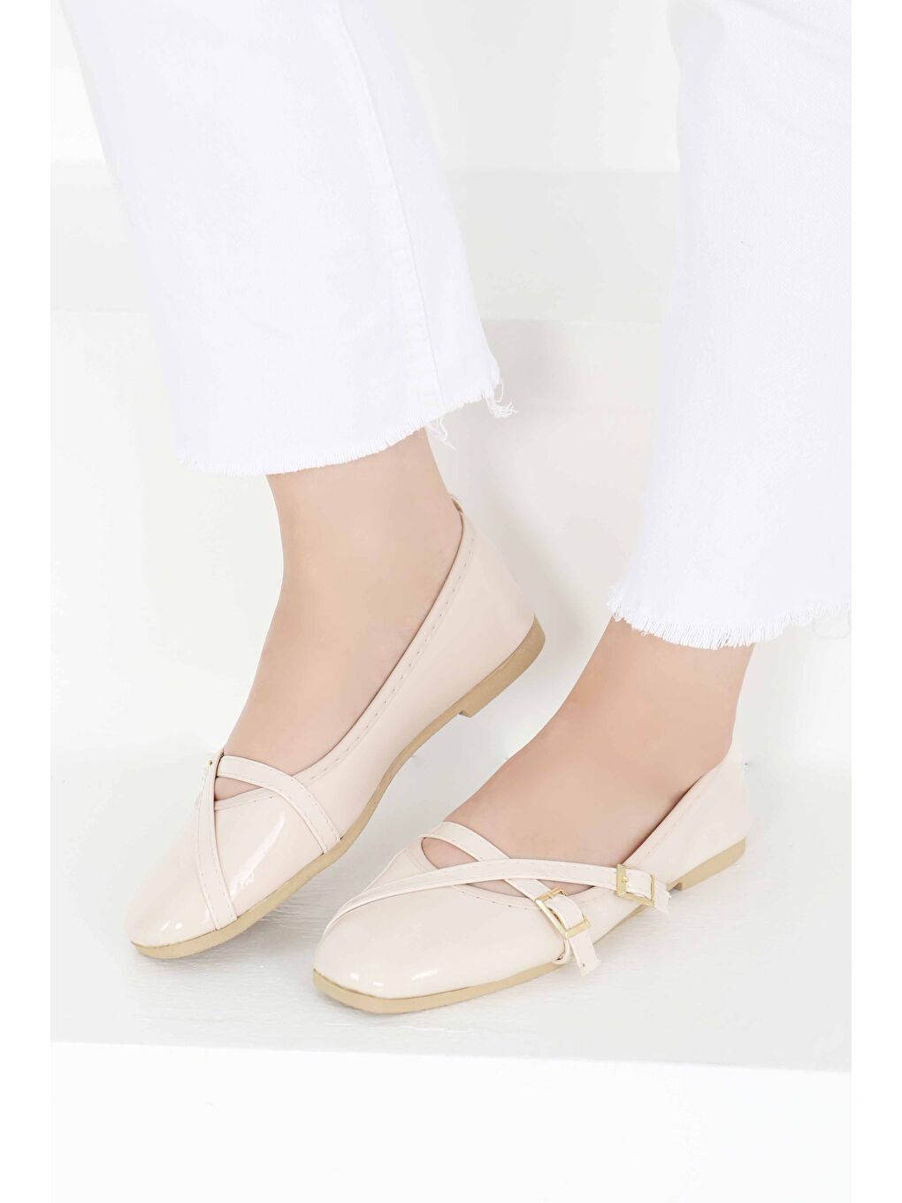 Ekru Kadın Krem Çapraz Rugan Babet - 27398-2