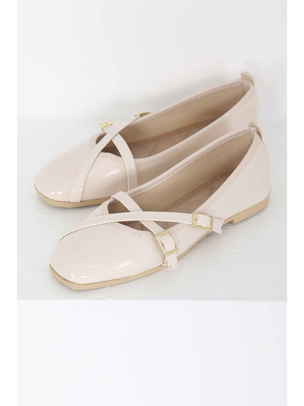 Ekru Kadın Krem Çapraz Rugan Babet - 27398-4