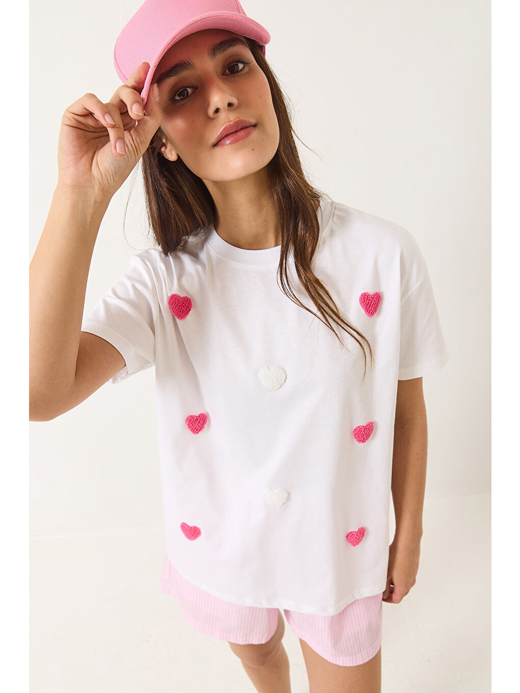 Beyaz Kadın Süzene Küçük Kalp Nakışlı Kısa Kollu T-Shirt