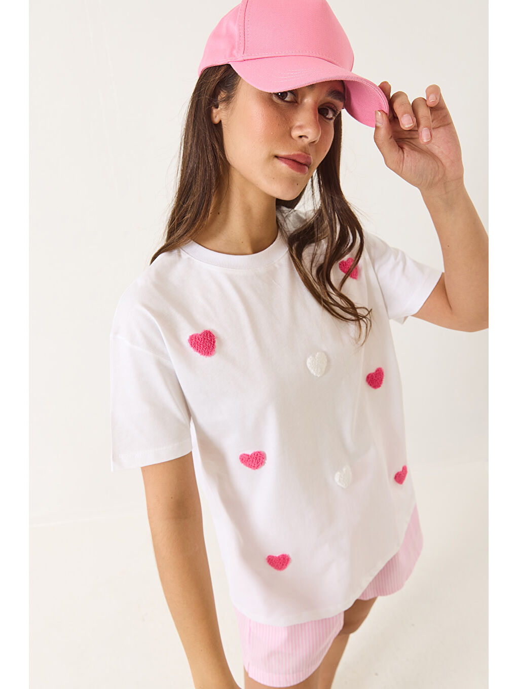 Beyaz Kadın Süzene Küçük Kalp Nakışlı Kısa Kollu T-Shirt-1