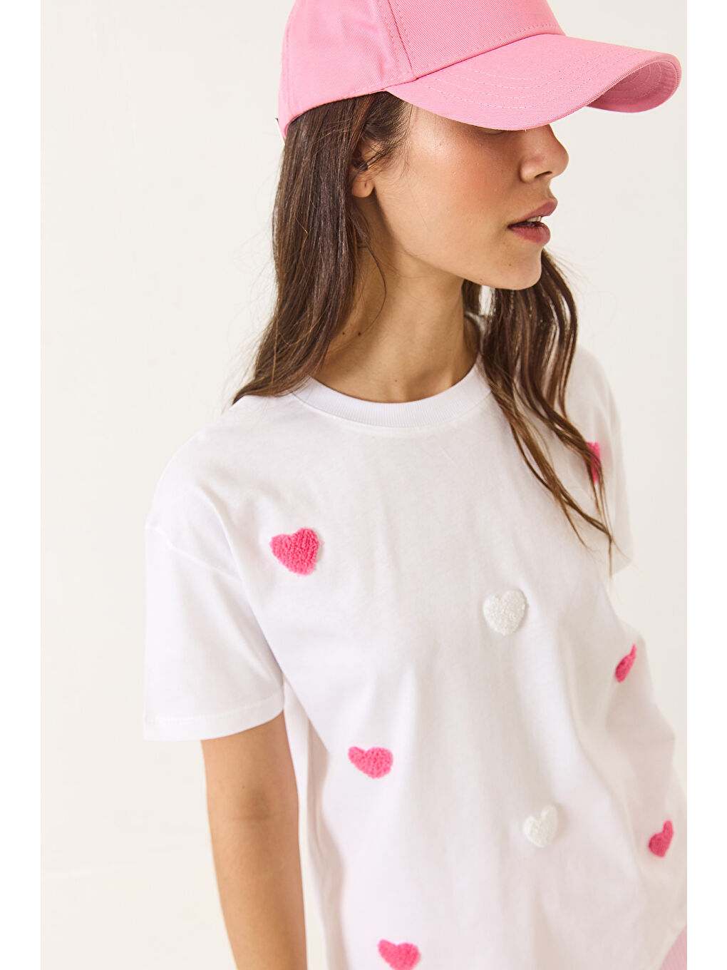 Beyaz Kadın Süzene Küçük Kalp Nakışlı Kısa Kollu T-Shirt-2