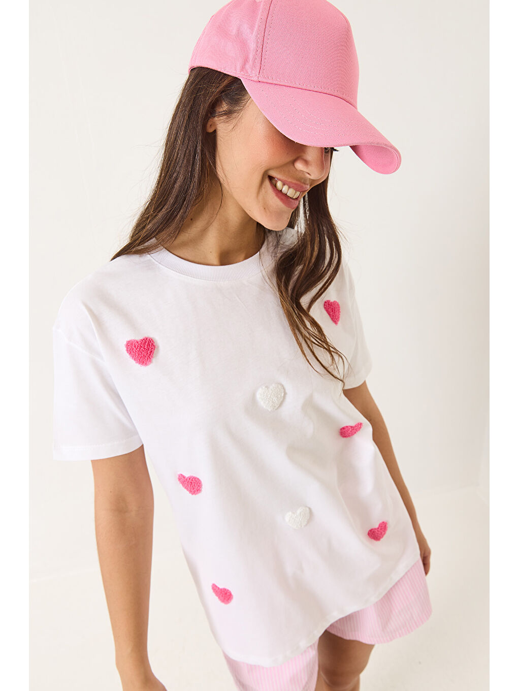 Beyaz Kadın Süzene Küçük Kalp Nakışlı Kısa Kollu T-Shirt-3