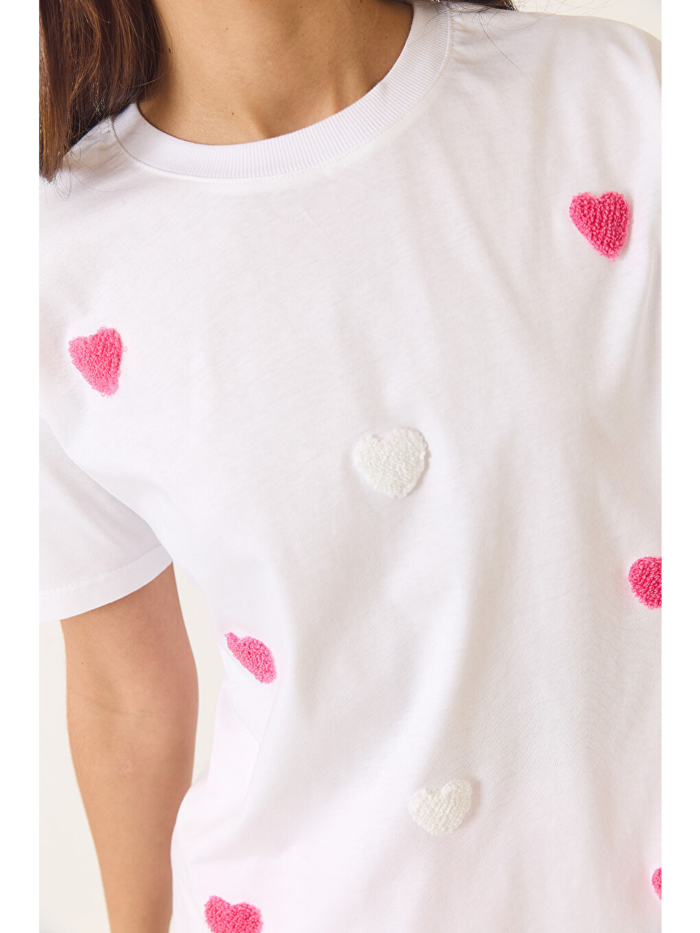 Beyaz Kadın Süzene Küçük Kalp Nakışlı Kısa Kollu T-Shirt-4