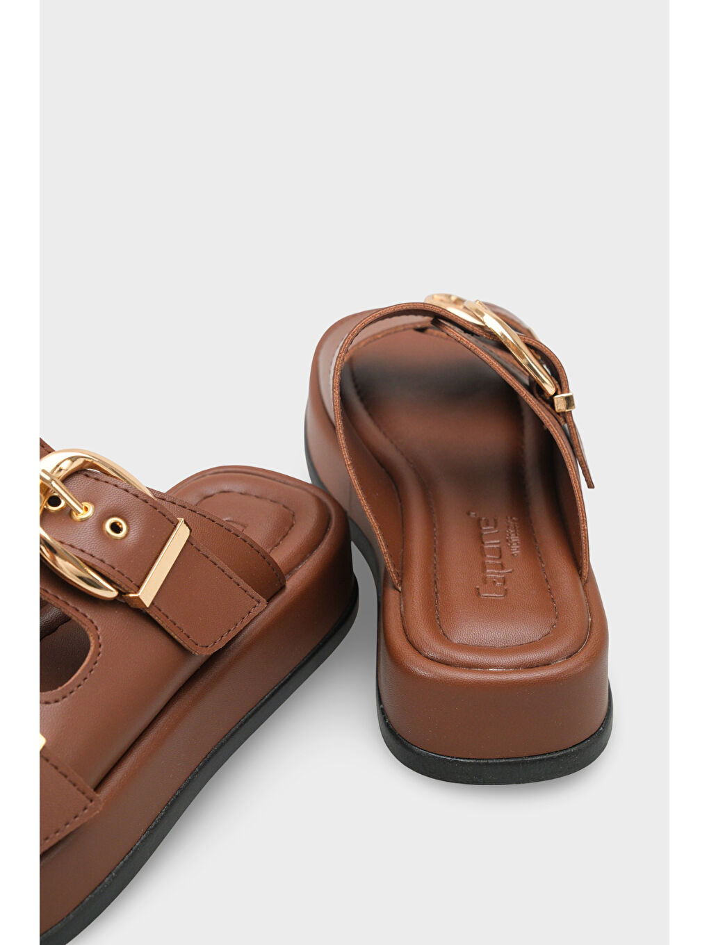 Kahverengi Vivien Dolgu Topuklu Çift Bantlı Tokalı Kadın Terlik-3