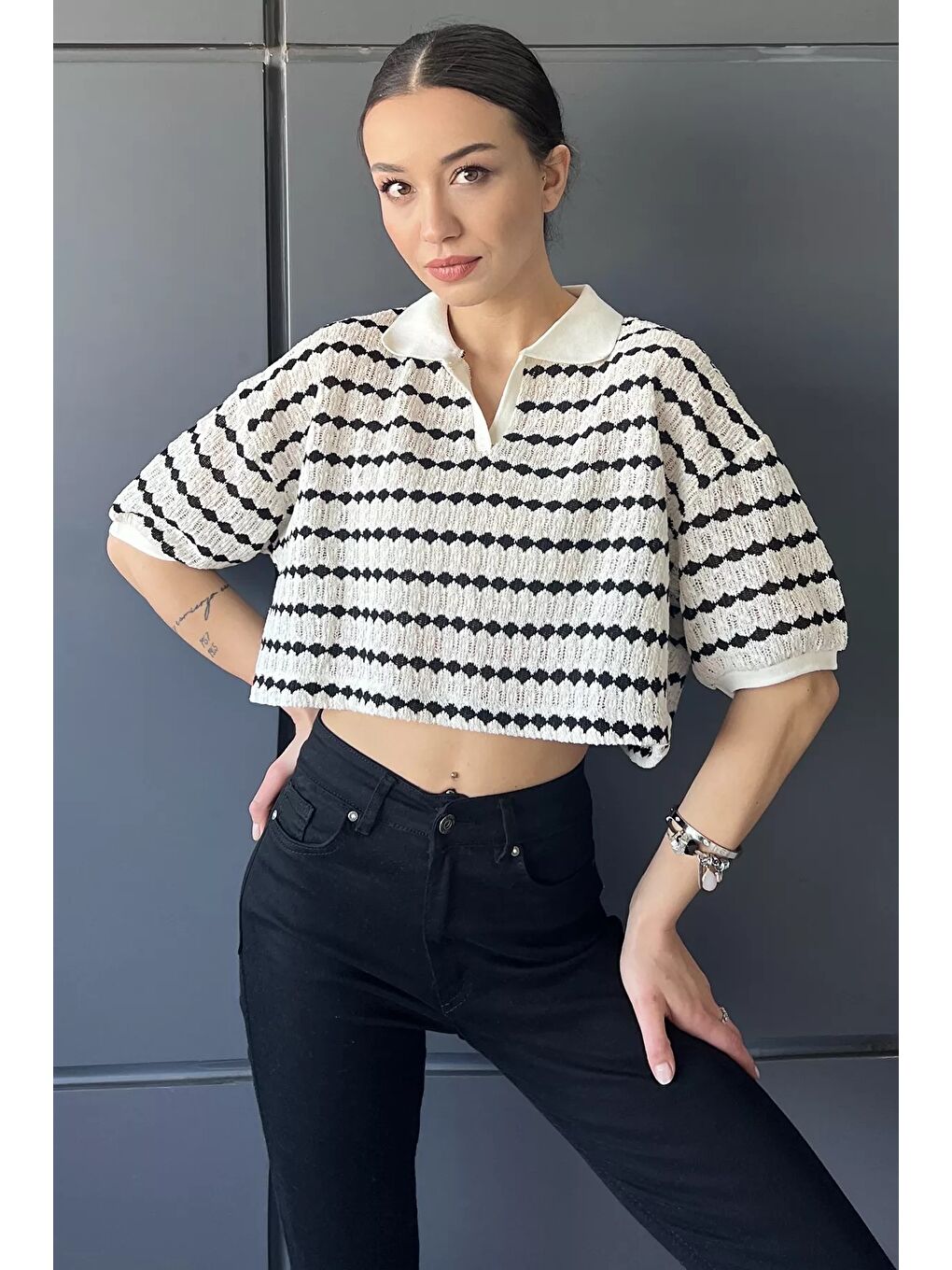 GÜLSELİ Ekru Polo Yaka Şerit Desenli Örme Oversize Crop Top Bluz