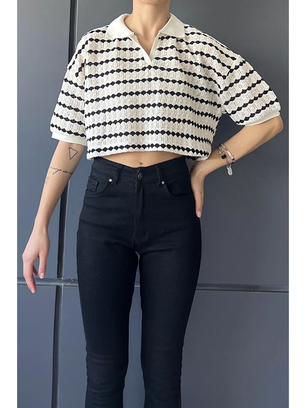 GÜLSELİ Ekru Polo Yaka Şerit Desenli Örme Oversize Crop Top Bluz - 1