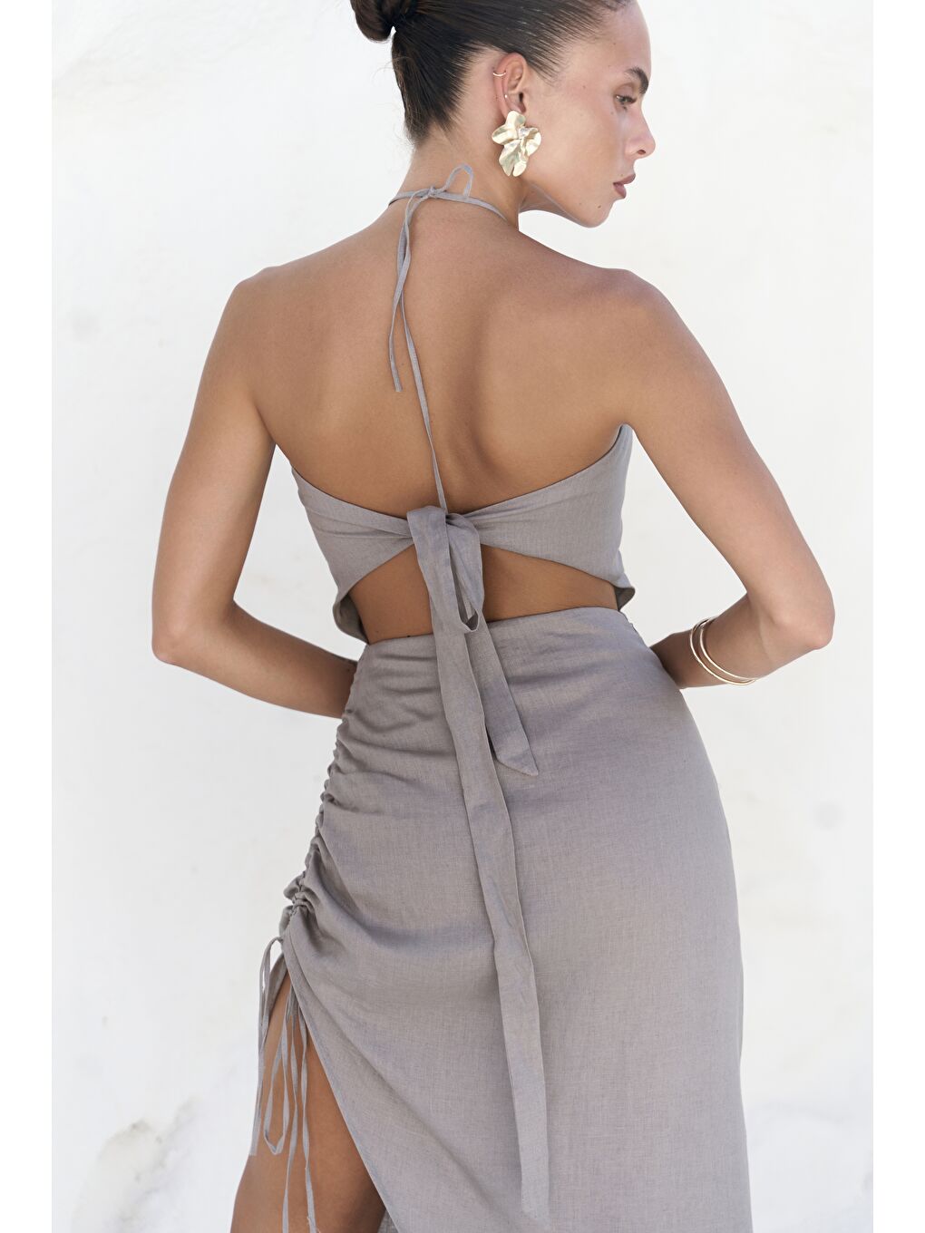 Gri Abrossa Boyundan Bağcıklı Asimetrik Füme Keten Elbise-5