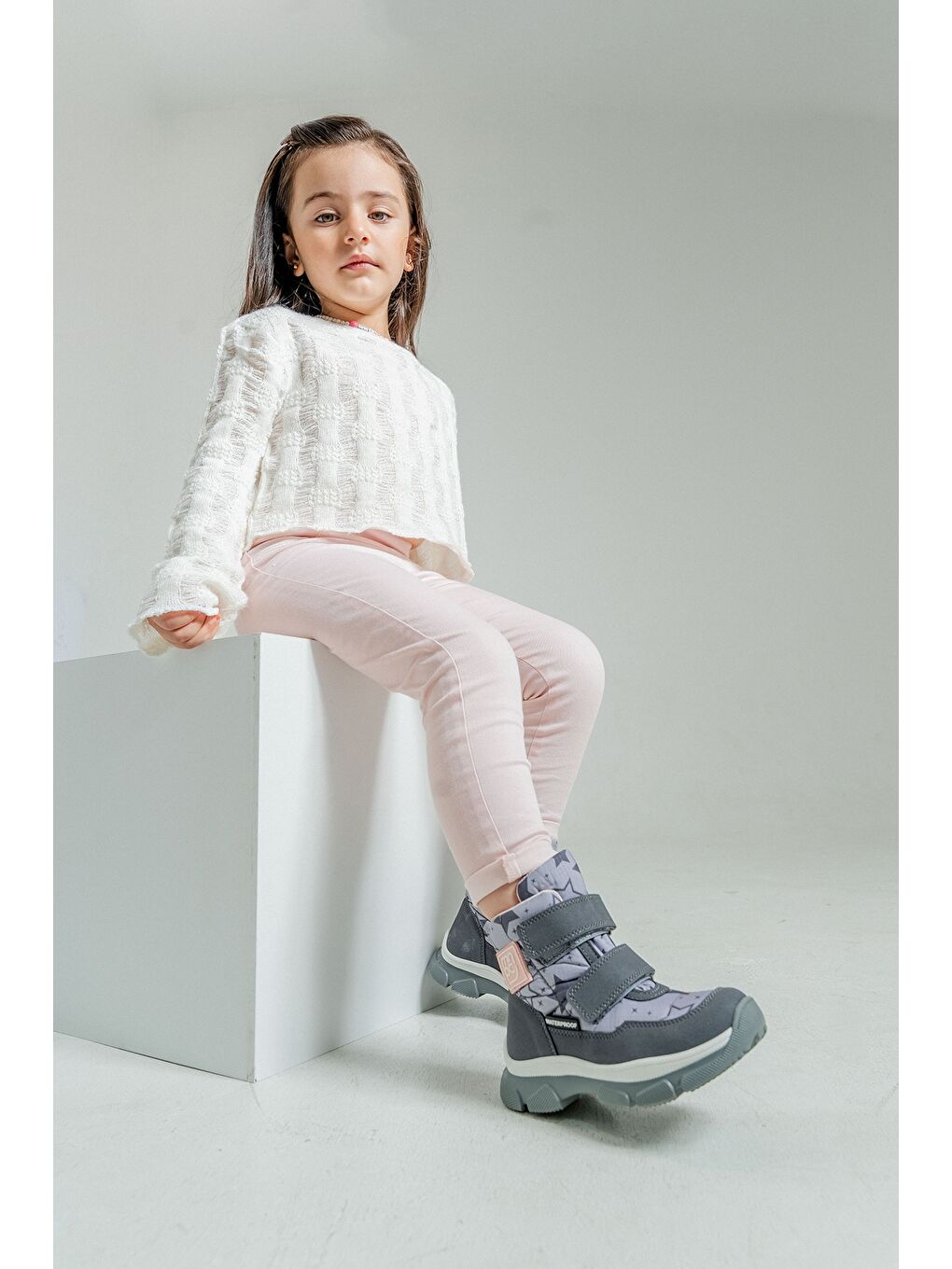 Kız Çocuk Gri Su Geçirmez Anatomik Günlük Bot