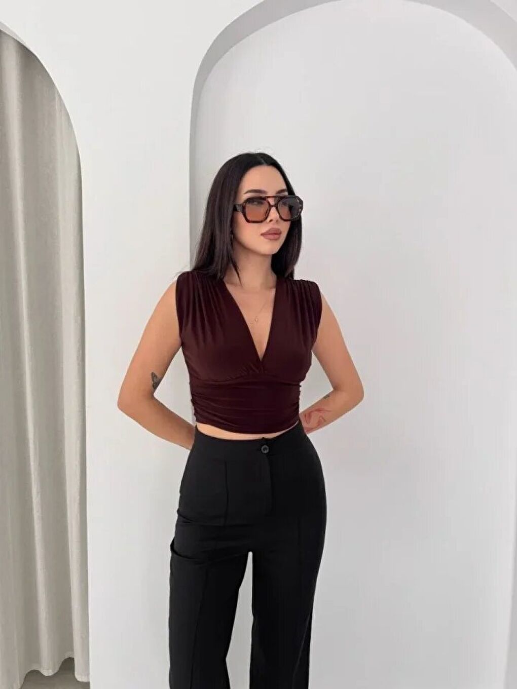 Vatkalı Kolsuz V Yaka Drapeli Crop Bluz Elastanlı Fit - Kahverengi