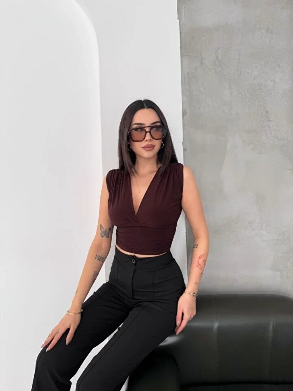 Vatkalı Kolsuz V Yaka Drapeli Crop Bluz Elastanlı Fit - Kahverengi-2