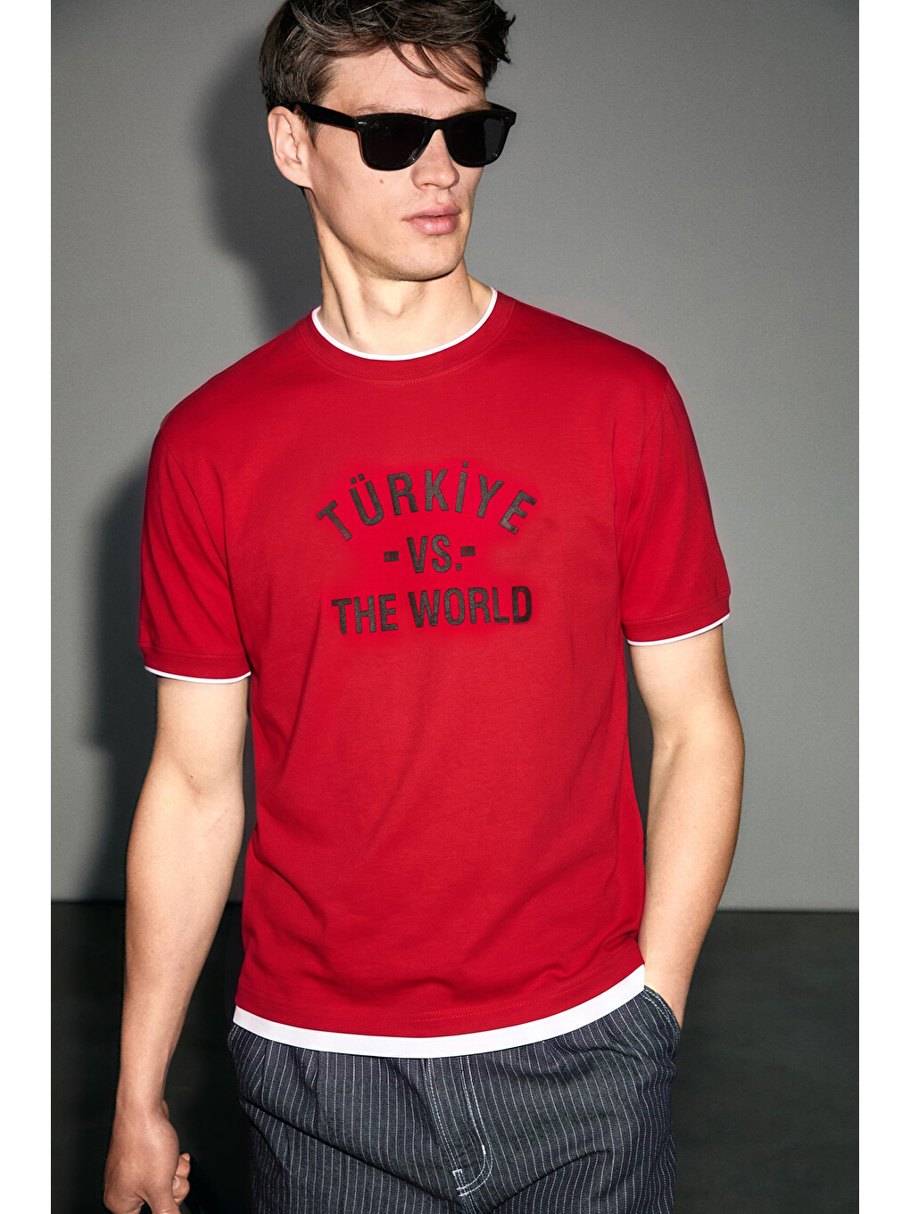 Salur Erkek %100 Organik Pamuklu Kontrast Garnili Dünya Kupasına Özel Baskılı Kırmızı T-shirt