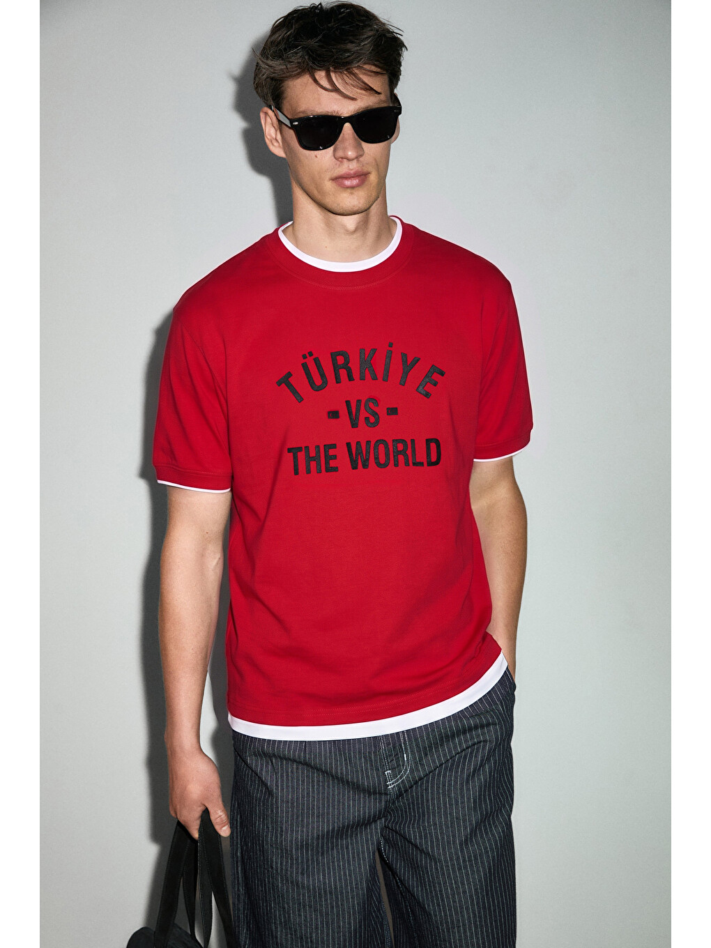 Salur Erkek %100 Organik Pamuklu Kontrast Garnili Dünya Kupasına Özel Baskılı Kırmızı T-shirt-1