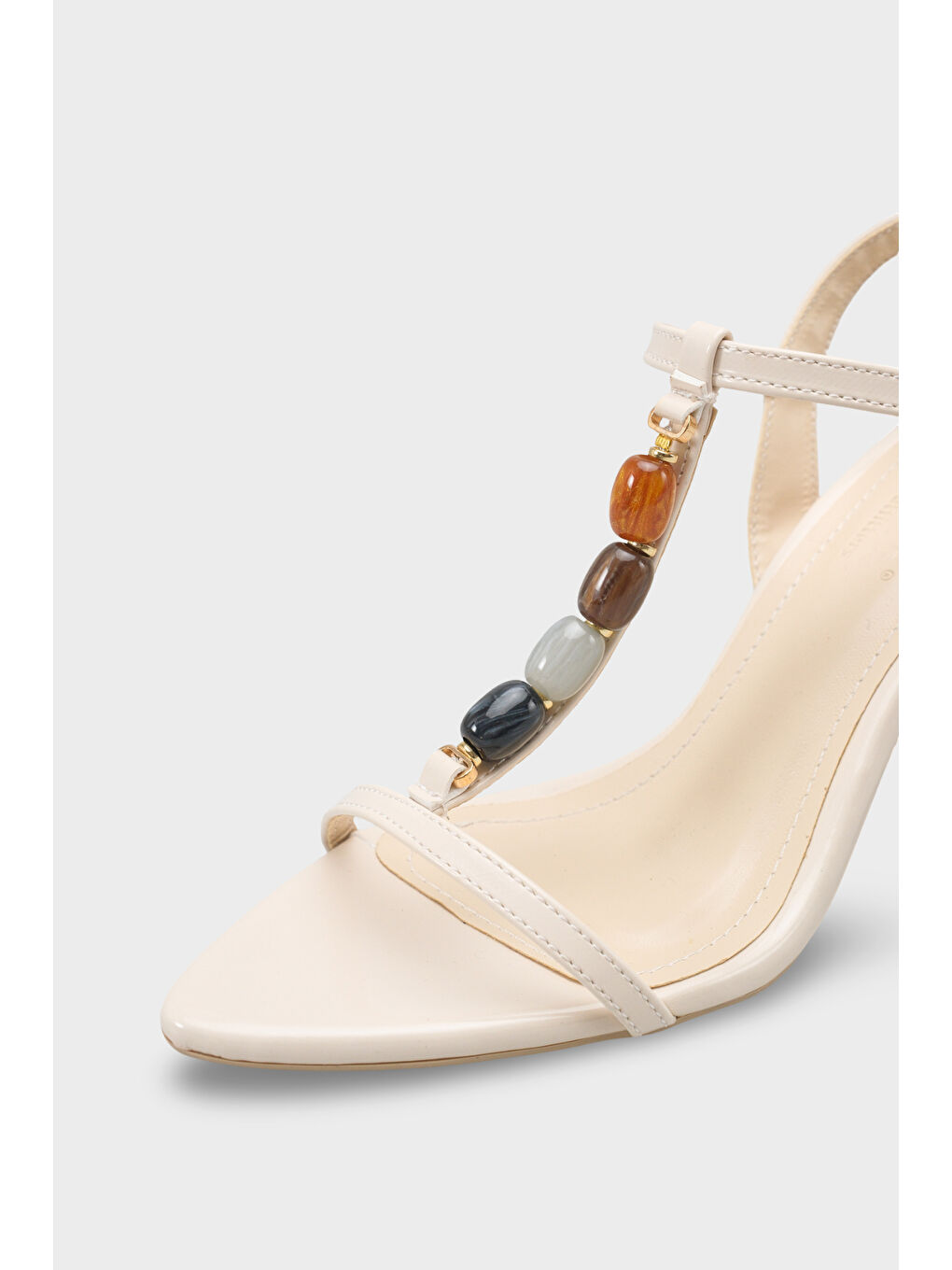 Bej Cassy Sivri Burunlu Taşlı Bilekten Bantlı Orta Topuklu Kadın Ayakkabı-2