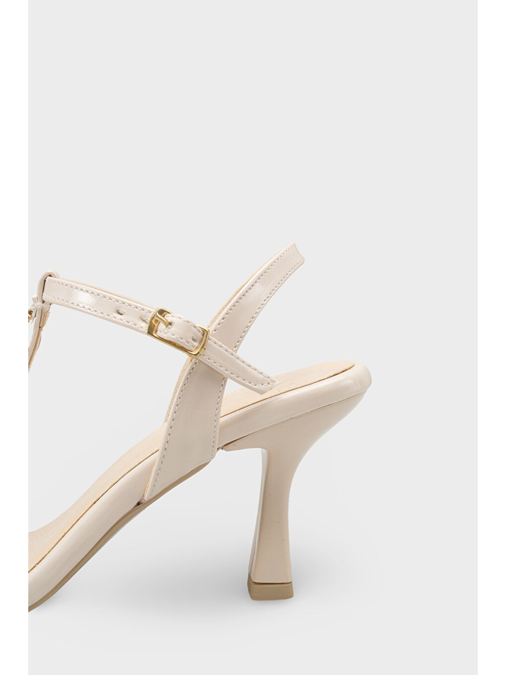 Bej Cassy Sivri Burunlu Taşlı Bilekten Bantlı Orta Topuklu Kadın Ayakkabı-3