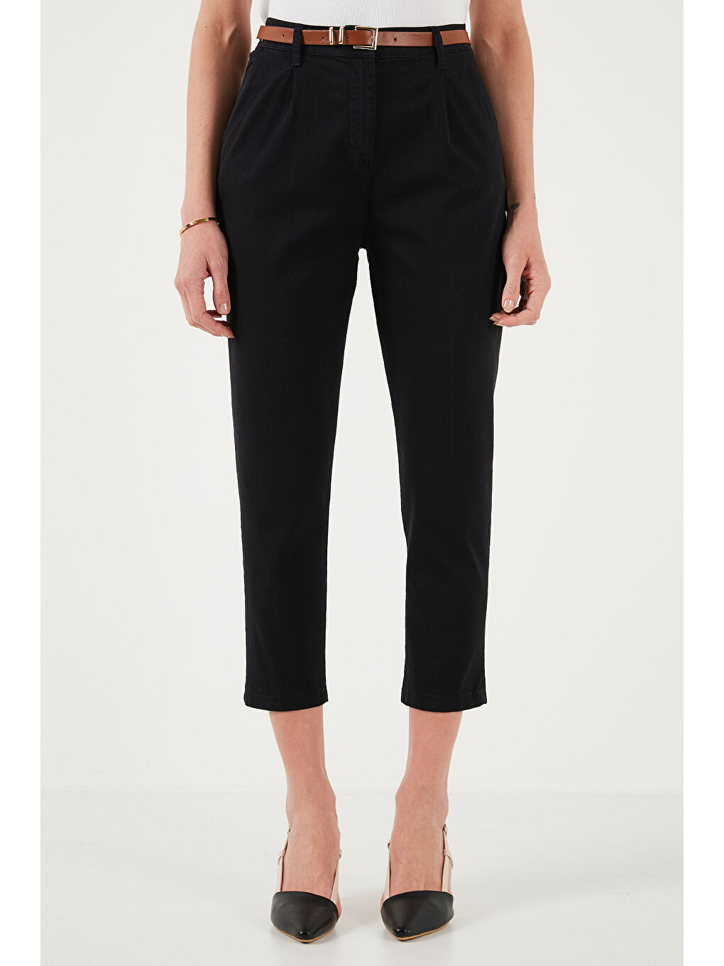 Siyah Streç Pamuklu Regular Fit Yüksek Bel Düz Kısa Paça Kemerli Pantolon 668Yp5335-1