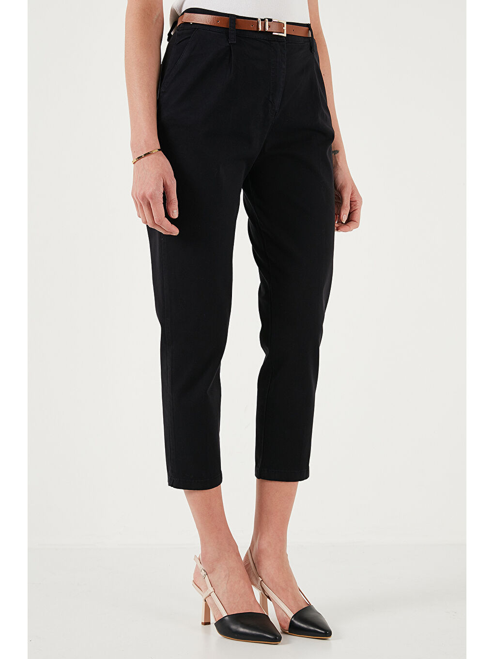 Siyah Streç Pamuklu Regular Fit Yüksek Bel Düz Kısa Paça Kemerli Pantolon 668Yp5335-2