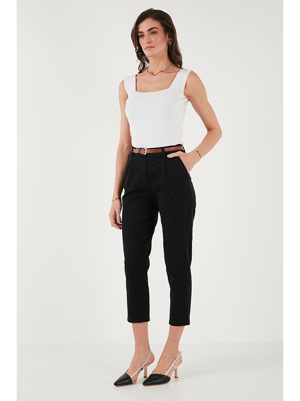 Siyah Streç Pamuklu Regular Fit Yüksek Bel Düz Kısa Paça Kemerli Pantolon 668Yp5335-3