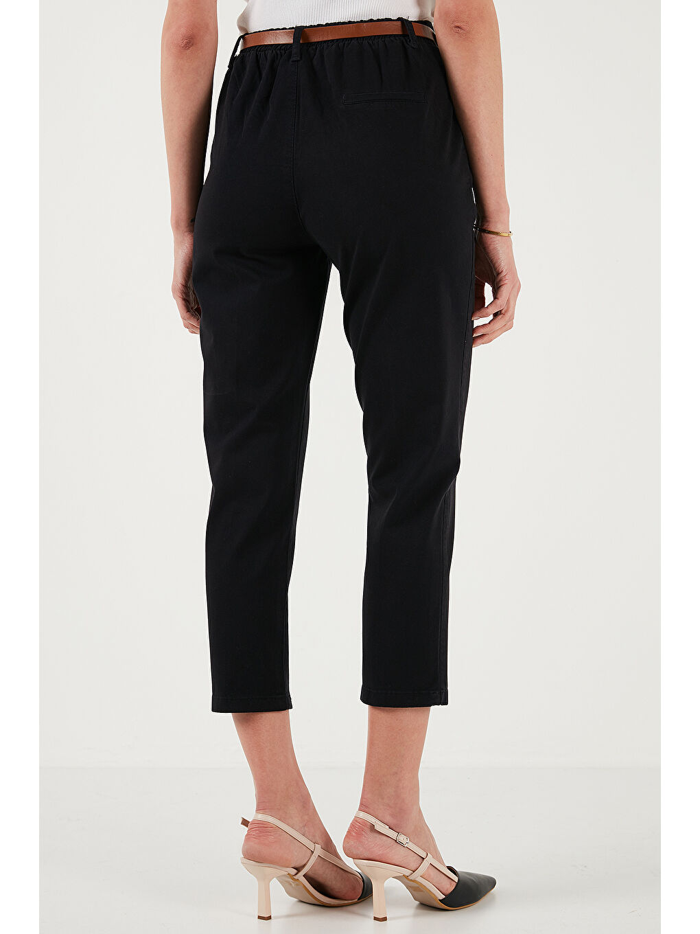 Siyah Streç Pamuklu Regular Fit Yüksek Bel Düz Kısa Paça Kemerli Pantolon 668Yp5335-6