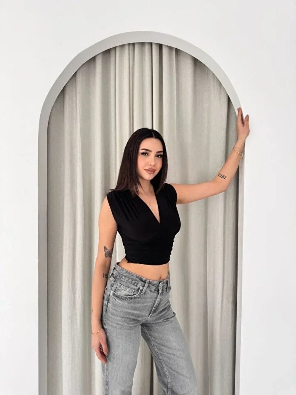 Vatkalı Kolsuz V Yaka Drapeli Crop Bluz Elastanlı Fit - Siyah-1