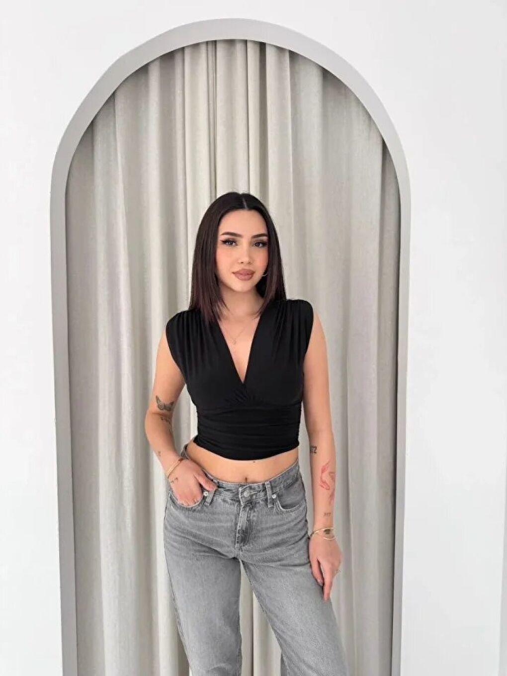 Vatkalı Kolsuz V Yaka Drapeli Crop Bluz Elastanlı Fit - Siyah-2