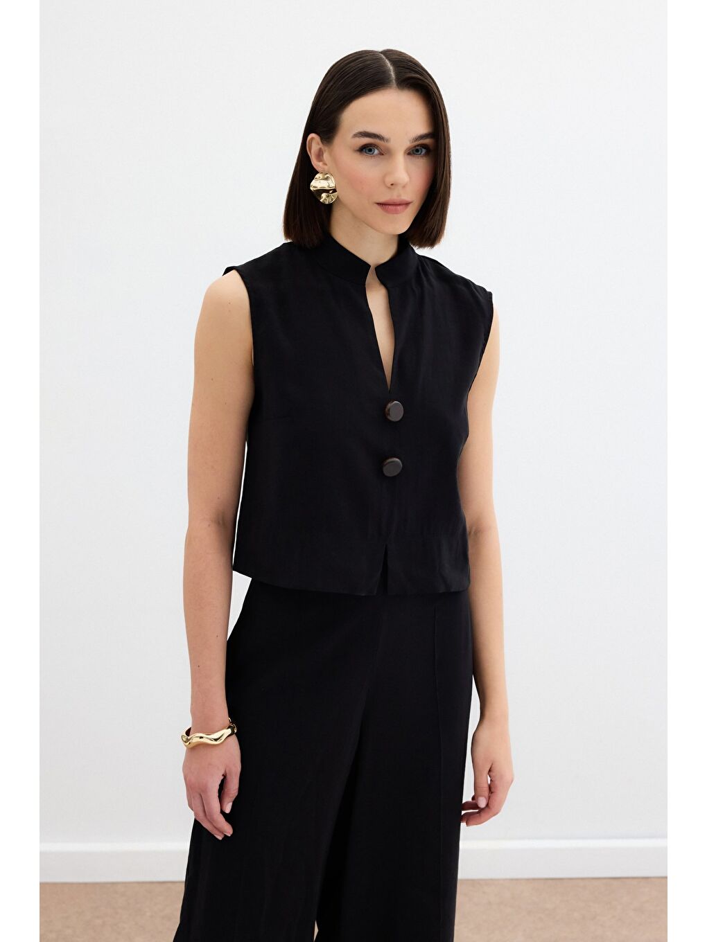 Süs Düğme Detaylı Bluz - Siyah-1