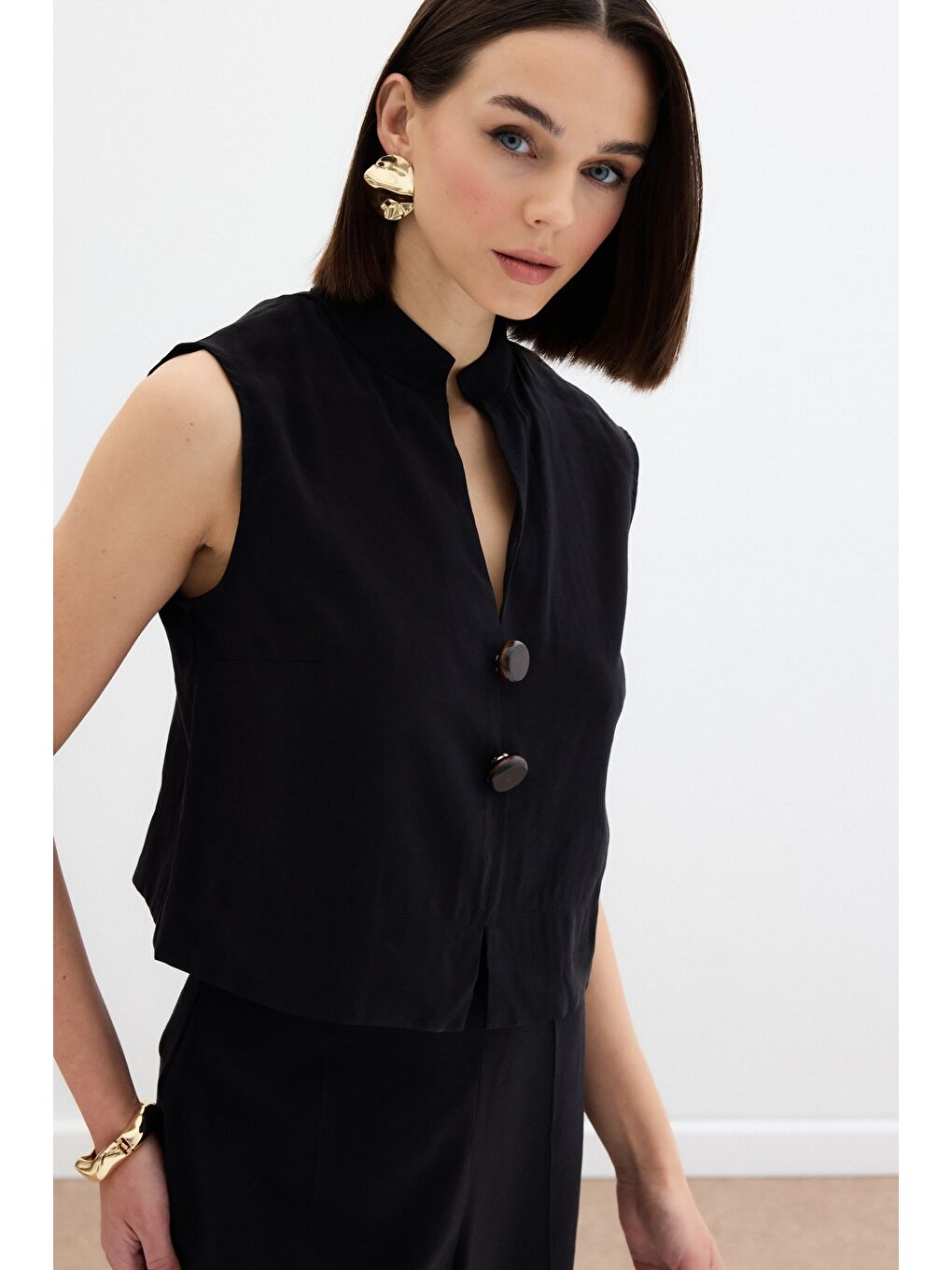 Süs Düğme Detaylı Bluz - Siyah-3