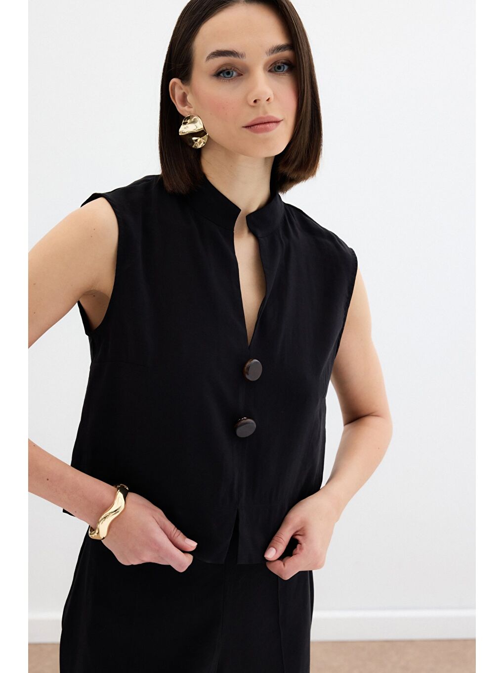 Süs Düğme Detaylı Bluz - Siyah-4