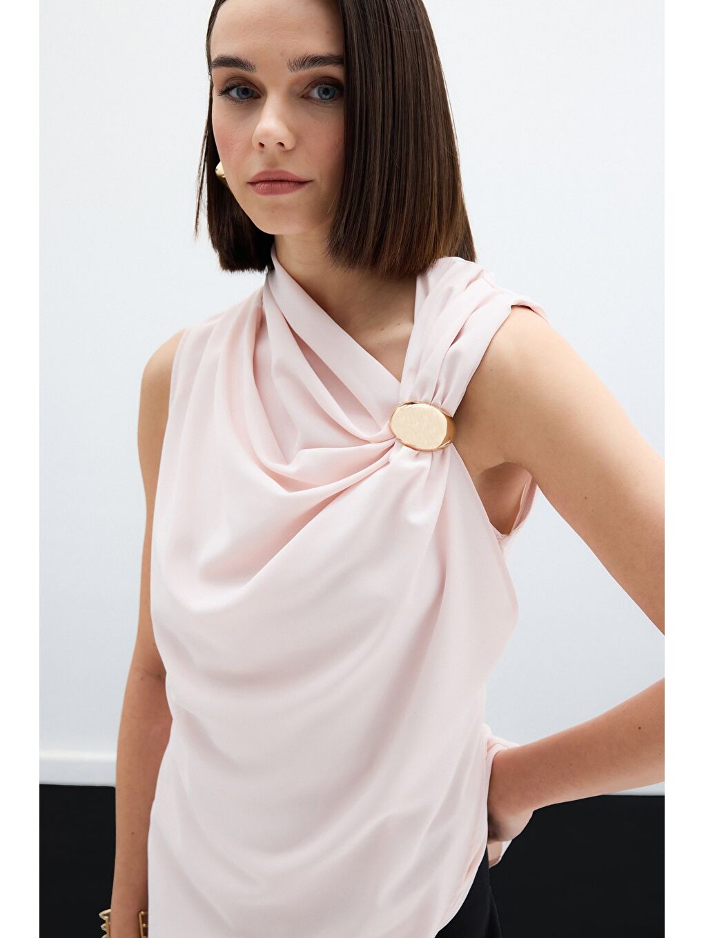 Pembe Tek Omuz Aksesuarlı Bluz - Pudra-5