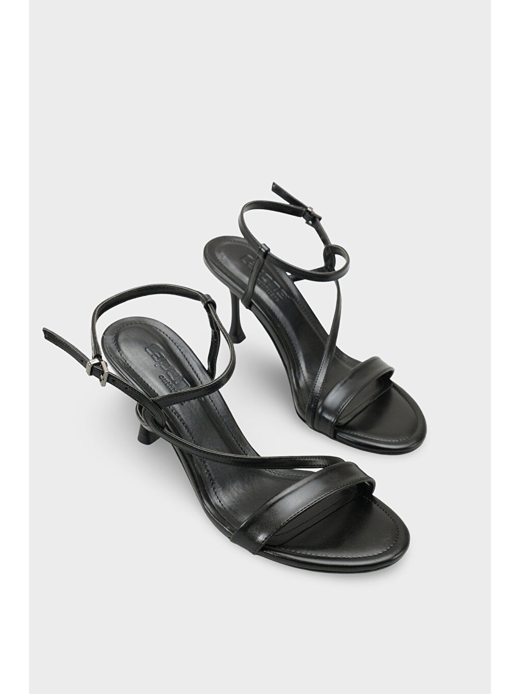 Siyah Corilla Yuvarlak Burunlu Orta Topuklu Bilekten Bantlı Kadın Ayakkabı-1