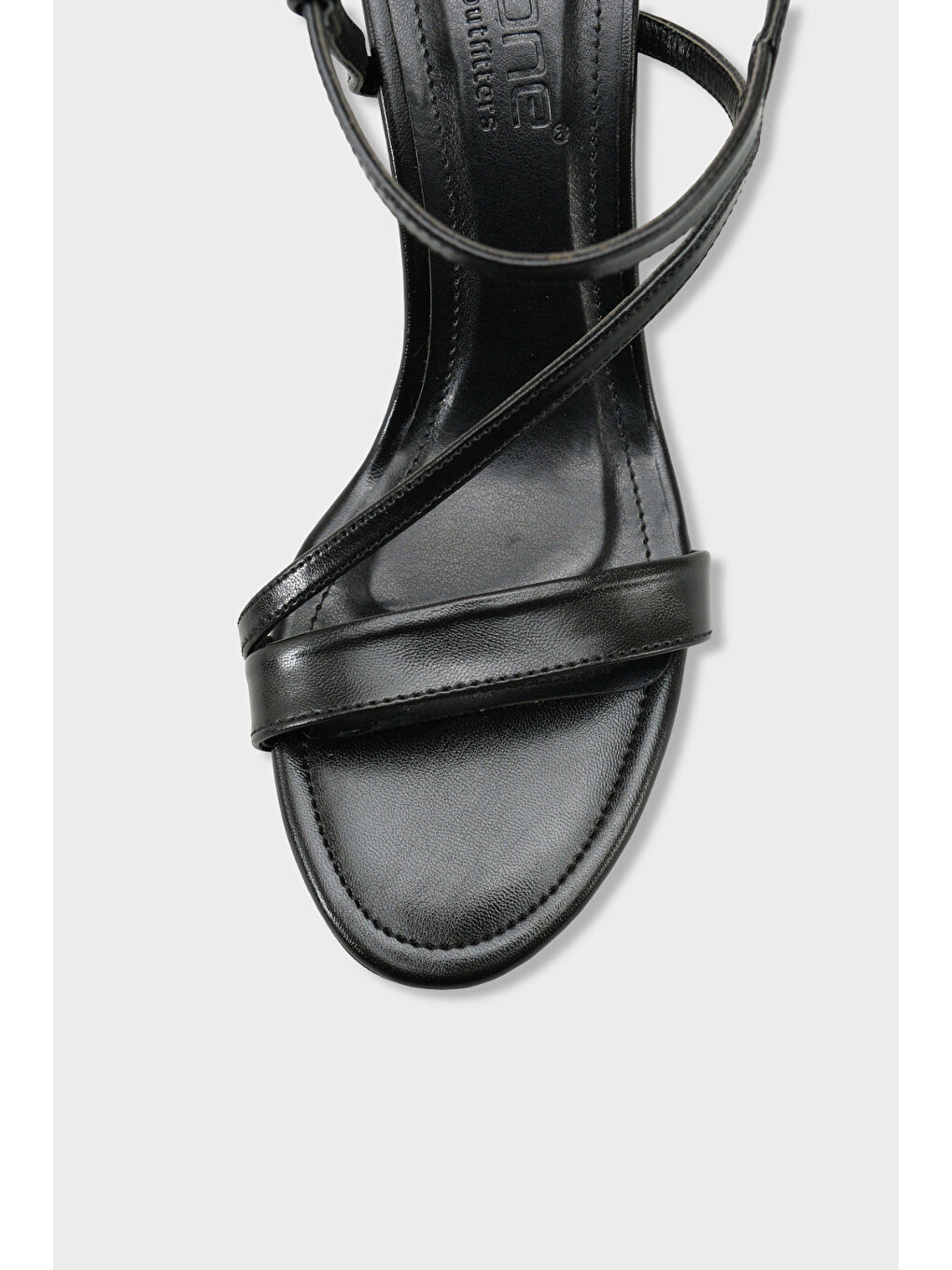 Siyah Corilla Yuvarlak Burunlu Orta Topuklu Bilekten Bantlı Kadın Ayakkabı-2