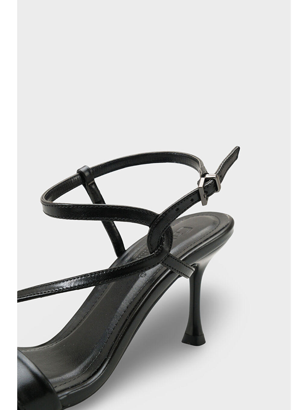 Siyah Corilla Yuvarlak Burunlu Orta Topuklu Bilekten Bantlı Kadın Ayakkabı-3