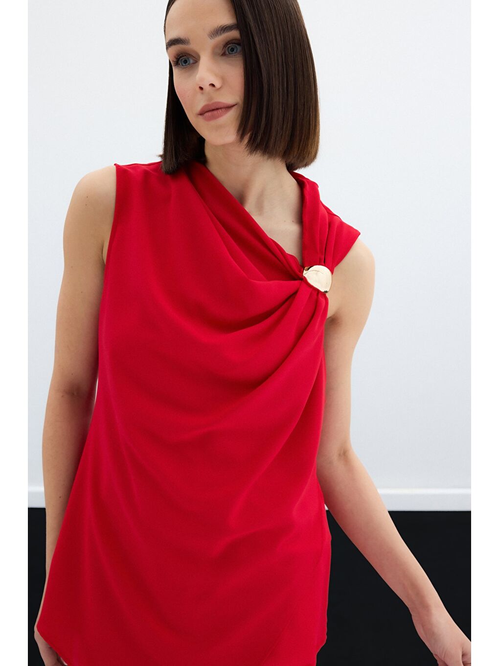 Tek Omuz Aksesuarlı Bluz - Kırmızı-5