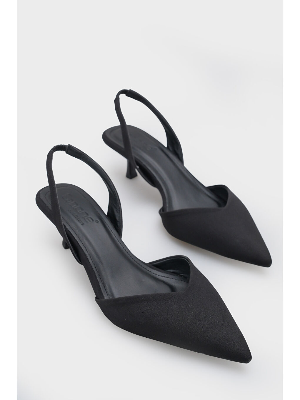 Siyah Esmerelda Sivri Burunlu Arkası Bantlı Orta Topuklu Kadın Ayakkabı