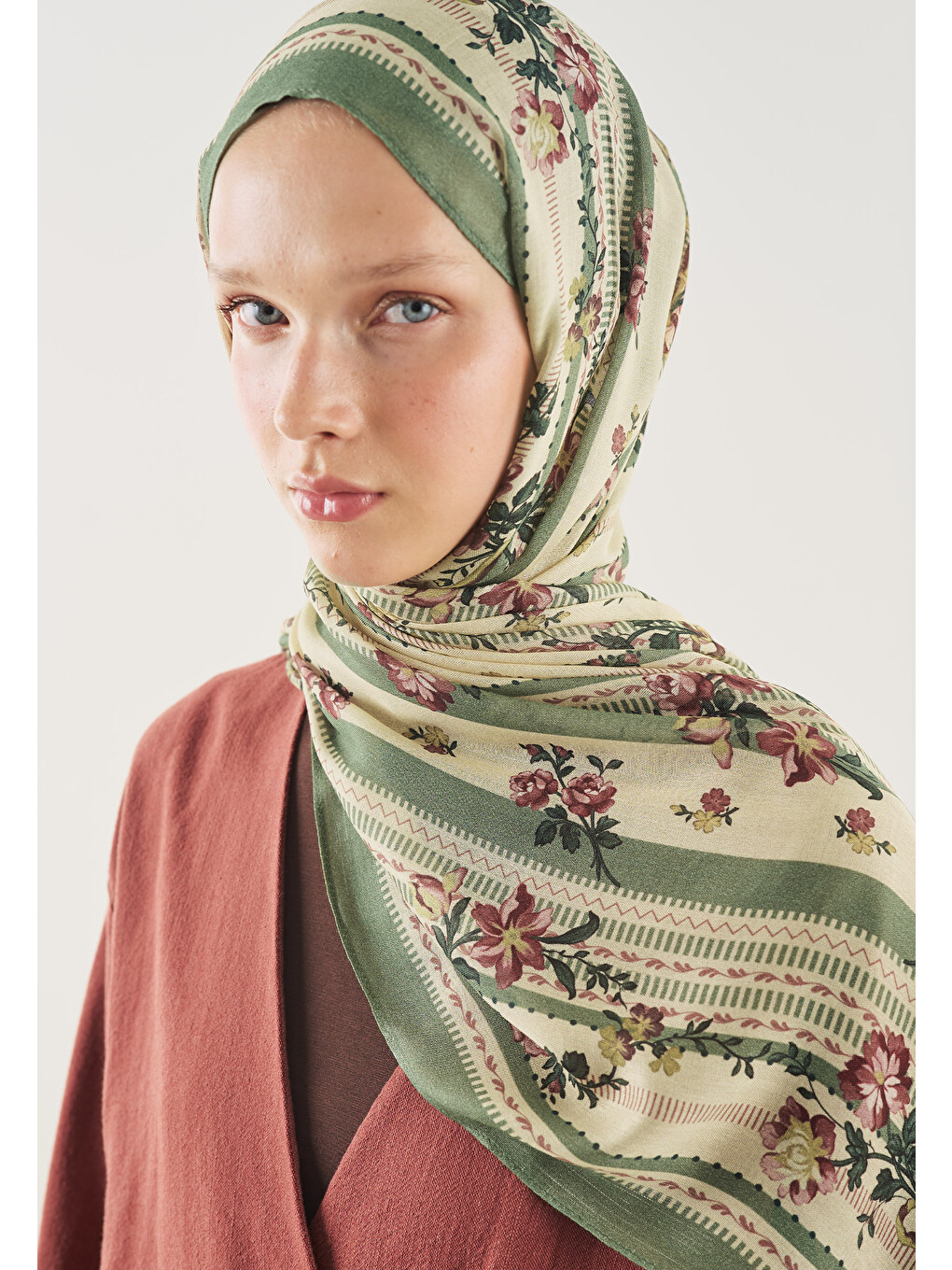 Floral Touch Desen Soft Viskon Şal Çam Yeşili-2