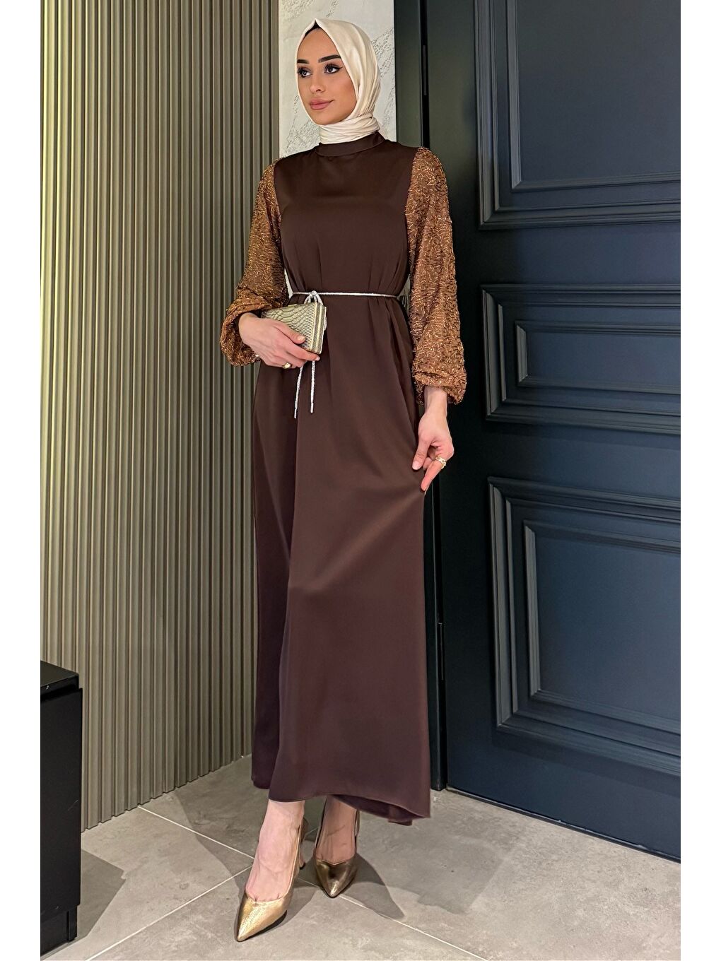 Kahverengi Kolları Güpürlü Taşlı Bel Bağcıklı Tesettür Saten Abiye Elbise-3