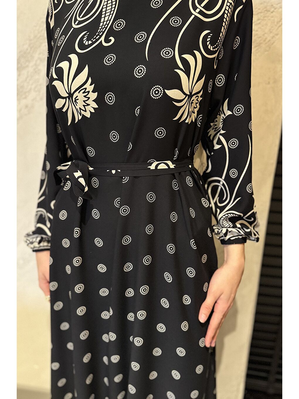 Siyah Kadın Desenli Bel Kuşaklı Büyük Beden Tesettür Viskon Elbise-4
