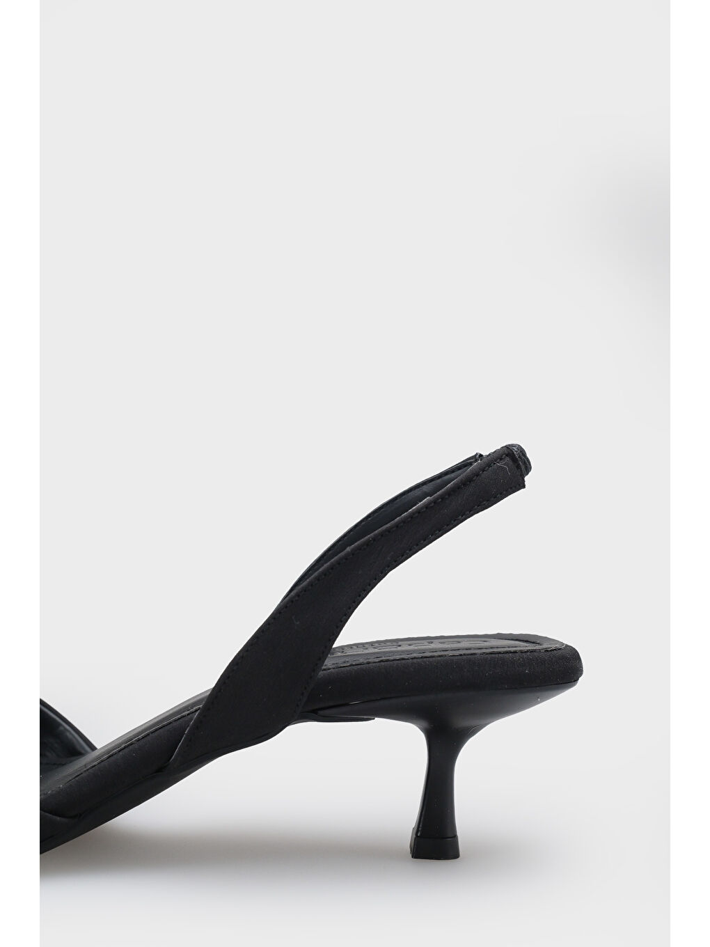 Siyah Esmerelda Sivri Burunlu Arkası Bantlı Orta Topuklu Kadın Ayakkabı-5